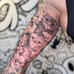 floral-fineline-realism-cats-dennis-garcia Scottish fold cat tattoo with flowers.